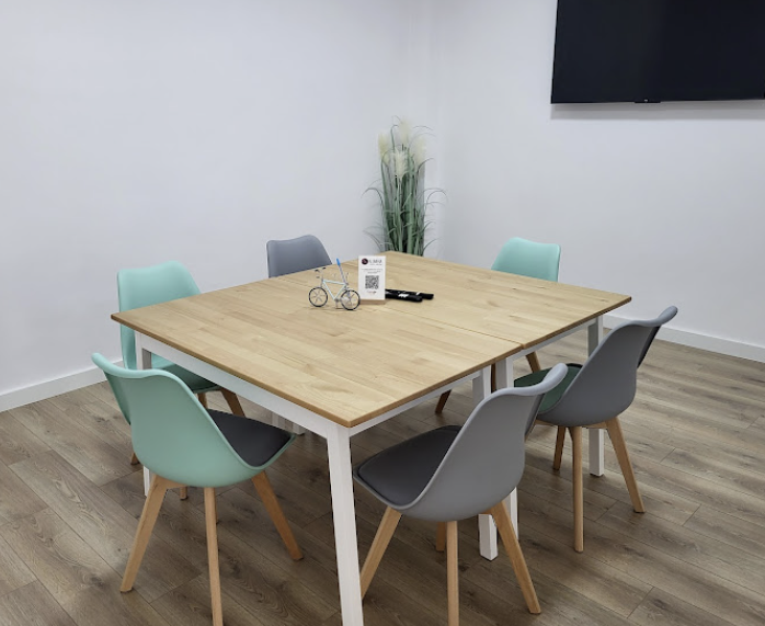 Espacio para la consulta psicoterapeuta en Granada en el coworking Alumbra